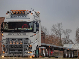 Volvo FH4 Truck mit Scheinwerfern und orangefarbener Sonnenblendenlampe montiert