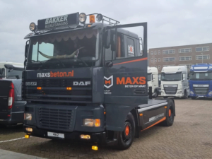 LED light box mounted on cab roof with roof rack - model : DAF XF