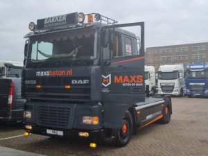 LED lichtbak gemonteerd op cabine dak met dakrek - model : DAF XF