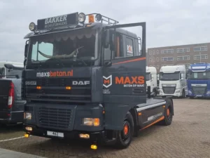 LED light box mounted on cab roof with roof rack - model : DAF XF
