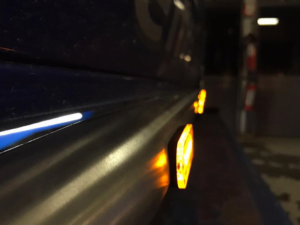 C2-98 LED orange Markierungsleuchte montiert in einer Seitenleiste des Volkswagen Transporter