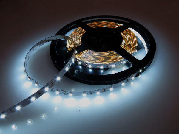 Truck LED strip XENON WHITE 6000K - LED strip for 24 volt use - without silicone layer - length 5 meters - EAN: 6090436552574