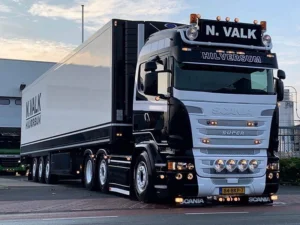 Doppelbrenner mit klarem und orangefarbenem LED montiert auf einem Scania Truck - transparentes Lampenglas - für 12 und 24 Volt Betrieb - EAN: 6090442122129