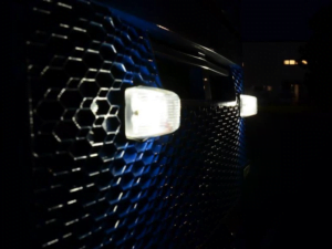 Dubbelbrander met helder lamp glas en LED verlichting gemonteerd op een voor grille van een Volvo FH4 vrachtwagen - voor 24 volt gebruik - EAN: 7448157075060