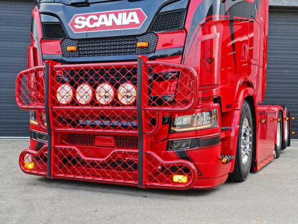 Doppelbrenner mit orangefarbenem Lampenglas montiert an einem Scania Next Gen Truck - für 12 und 24 Volt Betrieb - EAN: 6090441519531