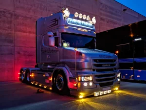 Scania T series with daytime running lamp in the color YELLOW