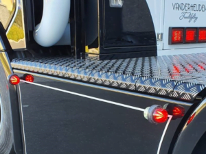Dänische LED Seitenleuchte weiß - rot - montiert an der Seitenschürze eines Scania Next Gen
