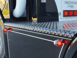 Deense LED breedtelamp wit - rood - gemonteerd op de sideskirt van een Scania Next Gen