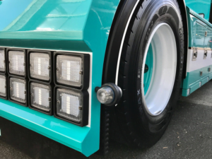 Vrachtwagen achterbumper met DEENSE LED breedtelamp helder glas - kleur xenon wit - rood