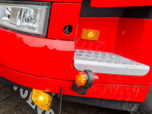 Dänische LED Seitenleuchte orange - rot mit farbigem Glas - montiert in der vorderen Stoßstange eines Volvo FH4