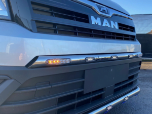 LED flash mounted on the front grille of a MAN commercial vehicle - EAN: 6090439936913