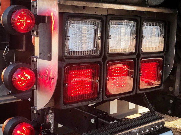 Gummigehäuse Doppel LED Blockleuchte an dänischer Heckstoßstange - EAN: 7323030001247