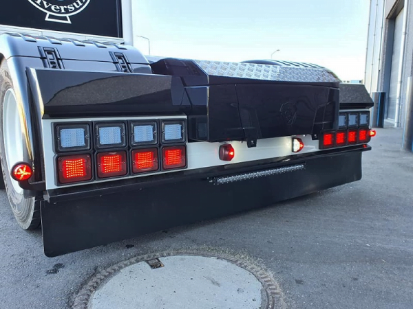 Dänische Heckstoßstange mit STRANDS IZE LED Rücklichtern - hergestellt von van der Heijden Truckstyling
