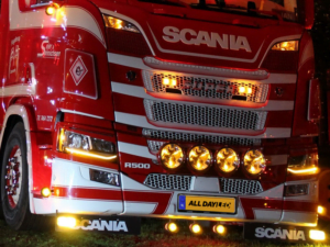 Scania DRL Einheit orange - montiert in einem dänischen Scania Next Gen Truck - EAN: 7448155842831