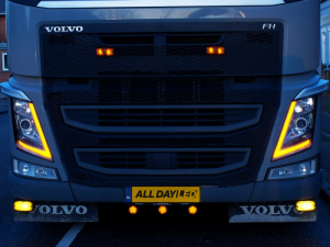 Volvo DRL unit oranje - gemonteerd in een Volvo FH4 - EAN: 6090535894841