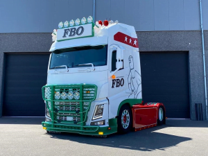 Volvo DRL unit warm white - mounted in a Volvo FH4 - EAN: 6090535976981