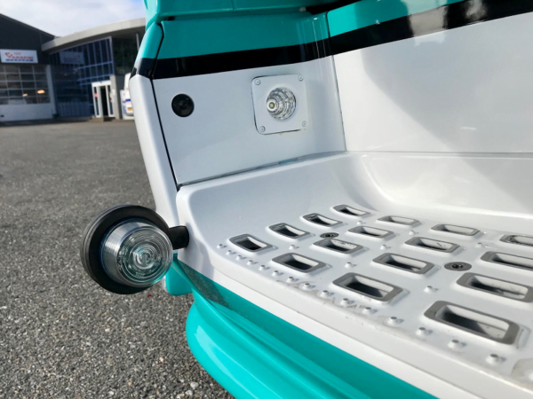 Vrachtwagen bumper met DEENSE LED breedtelamp helder glas - kleur warm wit 3000K