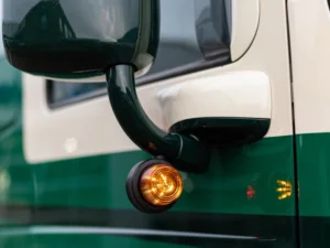 Gylle LED unit oranje met helder glas gemonteerd in een DAF vrachtwagen - EAN: 7392847307330