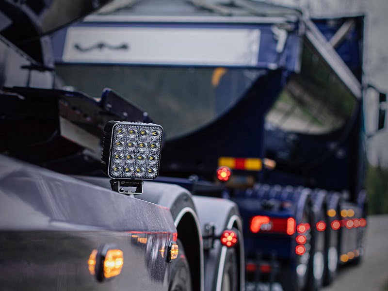 LED werklamp gemonteerd op de aanhanger van een vrachtwagen - voor 12 en 24 volt - Strands LED verlichting
