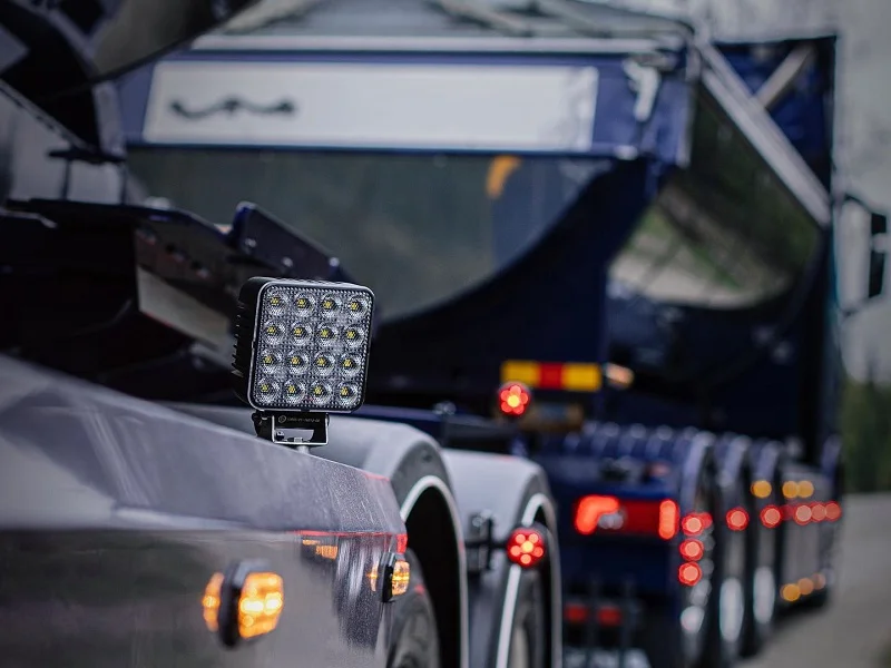 LED Arbeitslicht am Anhänger eines Lastwagens montiert - für 12 und 24 Volt - Strands LED Beleuchtung