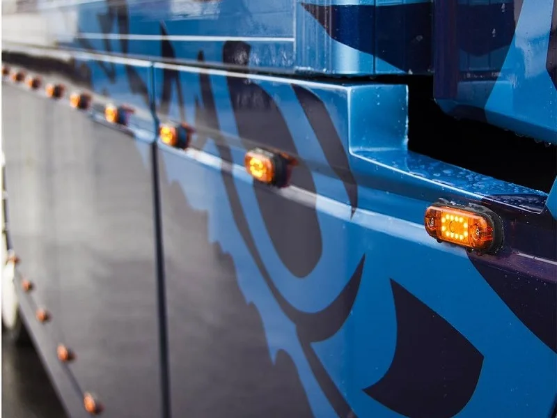 LED Begrenzungsleuchte am Anhänger eines Lastwagens montiert - für 12 und 24 Volt - Strands LED Beleuchtung