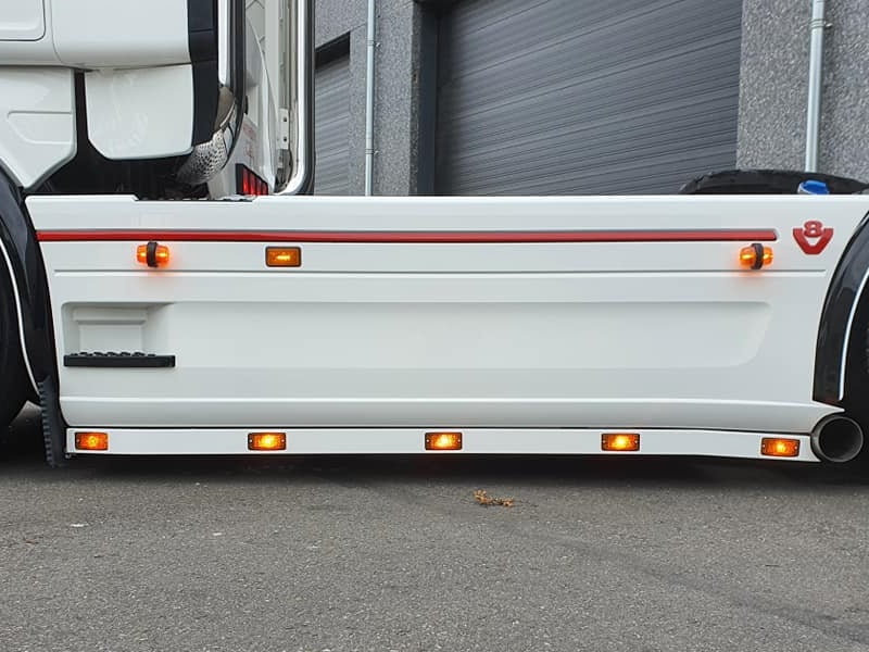 Aanbod positielampen gemonteerd op een vrachtwagen - voor 12 en 24 volt - gemonteerd door Van der Heijden Truckstyling