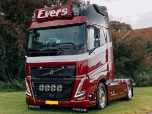 Voller LED Scheinwerfer montiert auf neuem Volvo FH5 - Swedstuff LDL-04