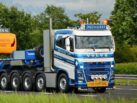 Deense LED lichtbak gemonteerd op een Volvo FH4 met dakrek - LED lichtbak SSRI 130x30 cm