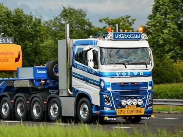 Deense LED lichtbak gemonteerd op een Volvo FH4 met dakrek - LED lichtbak SSRI 130x30 cm