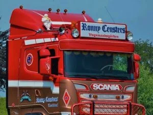 Dänische LED-Lichtbox montiert auf einer Scania 4-Serie - LED-Lichtbox SSRI 140x40 cm