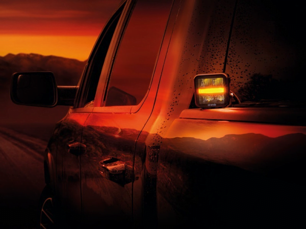 Strands Siberia RED Panda LED lamp gemonteerd op een DODGE RAM SUV pick up