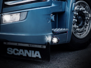 Scania Frontstoßstange mit WAŚ LED Einheit weiß - 5700K - passend für dänische Standlicht - Strands Viking Modell - EAN: 5901323106590