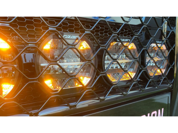 LED verstraler met ORANJE LED stadslicht gemonteerd op vrachtwagen met bullbar