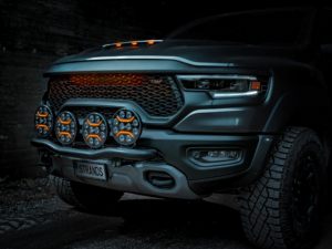 Dodge RAM mit LED-Scheinwerfer – geeignet für 12- und 24-Volt-Betrieb – EAN: 7350133816379