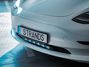 Tesla mit Strands Dark Knight NUUK LED Stange