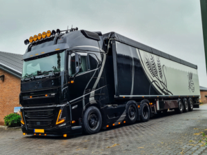 Volvo truck with Dark Knight lighting - EAN: 7323030186845