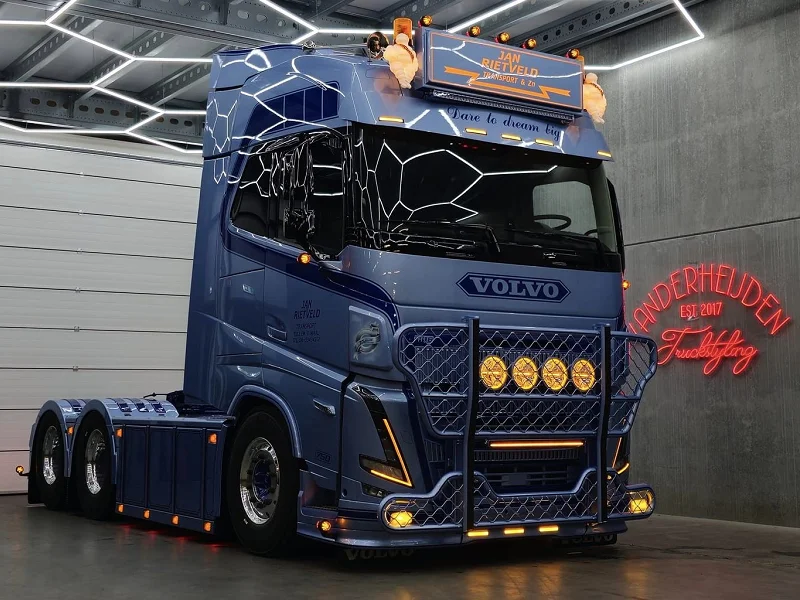 Volvo FH5 with orange DRL unit - EAN: 6090535991908