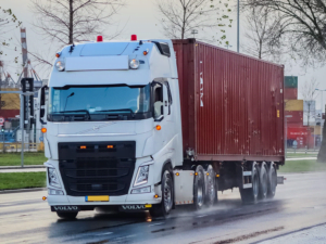 Volvo FH4 LKW mit verschiedenen zusätzlichen LED-Beleuchtungen
