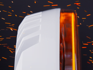 Strands Firefly voll LED Scheinwerfer 9 Zoll WEISS – Ein revolutionäres Fahrlicht, das durch die Verschmelzung mit Ihrem Fahrzeug hervorsticht – SUPERDIK – geeignet für PKW, LKW, Wohnmobil, Traktor und mehr – funktioniert mit 12 und 24 Volt – EAN: 7350133816348