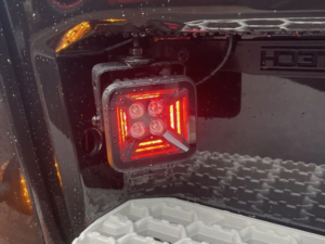 Vrachtwagen instap met LED werklamp - werklamp is voorzien van een ROOD gekleurd standlicht