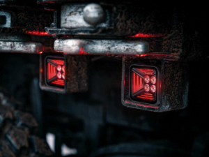 Achterbumper van een SUV wagen met LED werklamp - werklamp is voorzien van een ROOD gekleurd standlicht