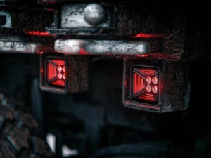 Heckstoßstange eines SUV-Autos mit LED-Arbeitsscheinwerfer – der Arbeitsscheinwerfer ist mit einem ROT farbigen Standlicht ausgestattet