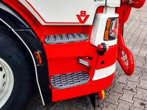 LED-Arbeitsscheinwerfer, montiert im Einstiegskasten eines Scania Next Gen-Lkw mit Frontschutzbügel