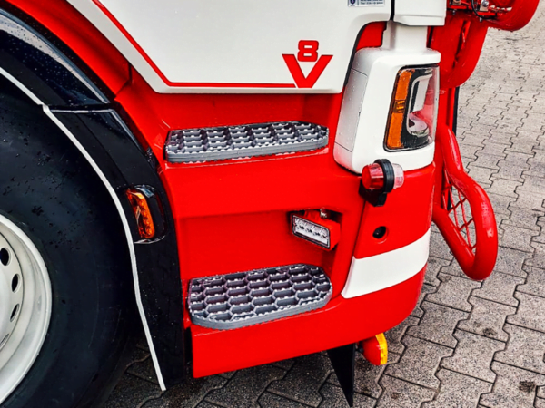 LED werklamp gemonteerd in de instap bak van een Scania Next Gen vrachtwagen met bullbar