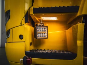 LED werklamp gemonteerd in de instap bak van een Volvo FH4B / FH5 vrachtwagen
