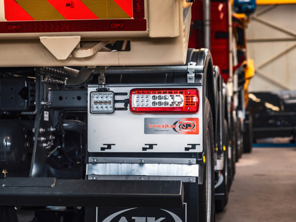 LED werklamp gemonteerd op de achterbumper van een Volvo vrachtwagen met zand laadbak