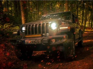Jeep with Firefly lamp from Strands mounted on the front bumper