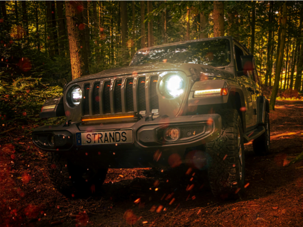 Jeep met Firefly lamp van Strands gemonteerd op de voorbumper