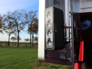 Vrachtwagen met LED werklamp op de zijfender gemaakt