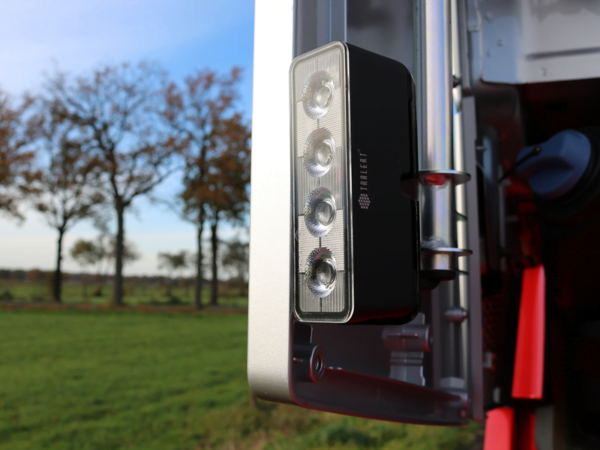 LKW mit LED-Arbeitsscheinwerfer am Seitenkotflügel